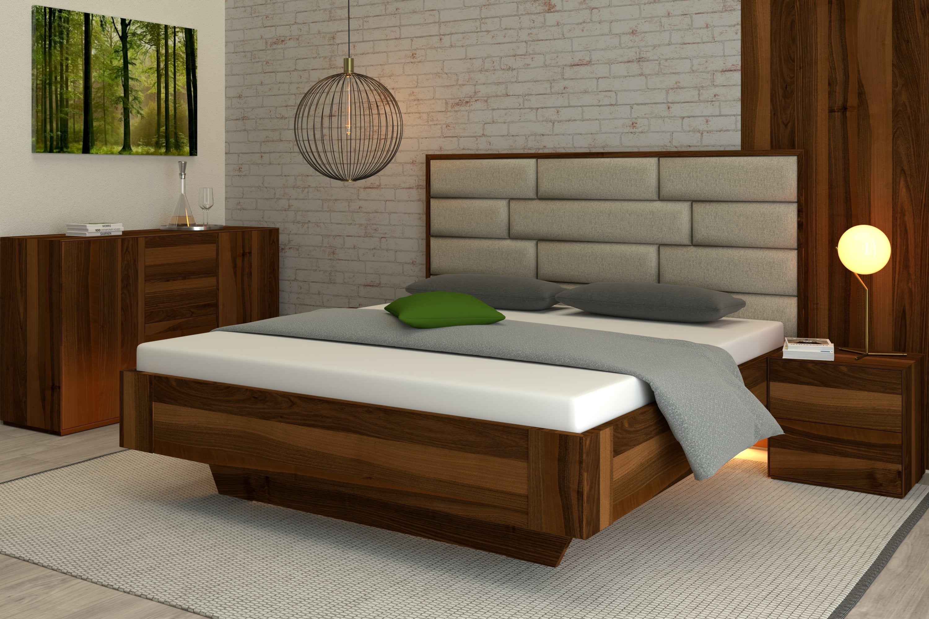 Luxusbett aus Nussholz mit beigem Stoffpolster