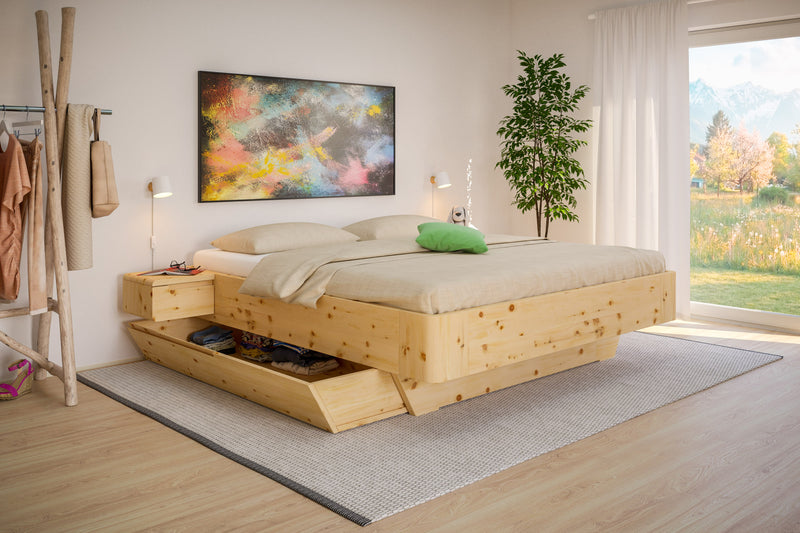 Zirbenbett ohne Kopfteil und mit viel Stauraummöglichkeit in schönem Zimmer