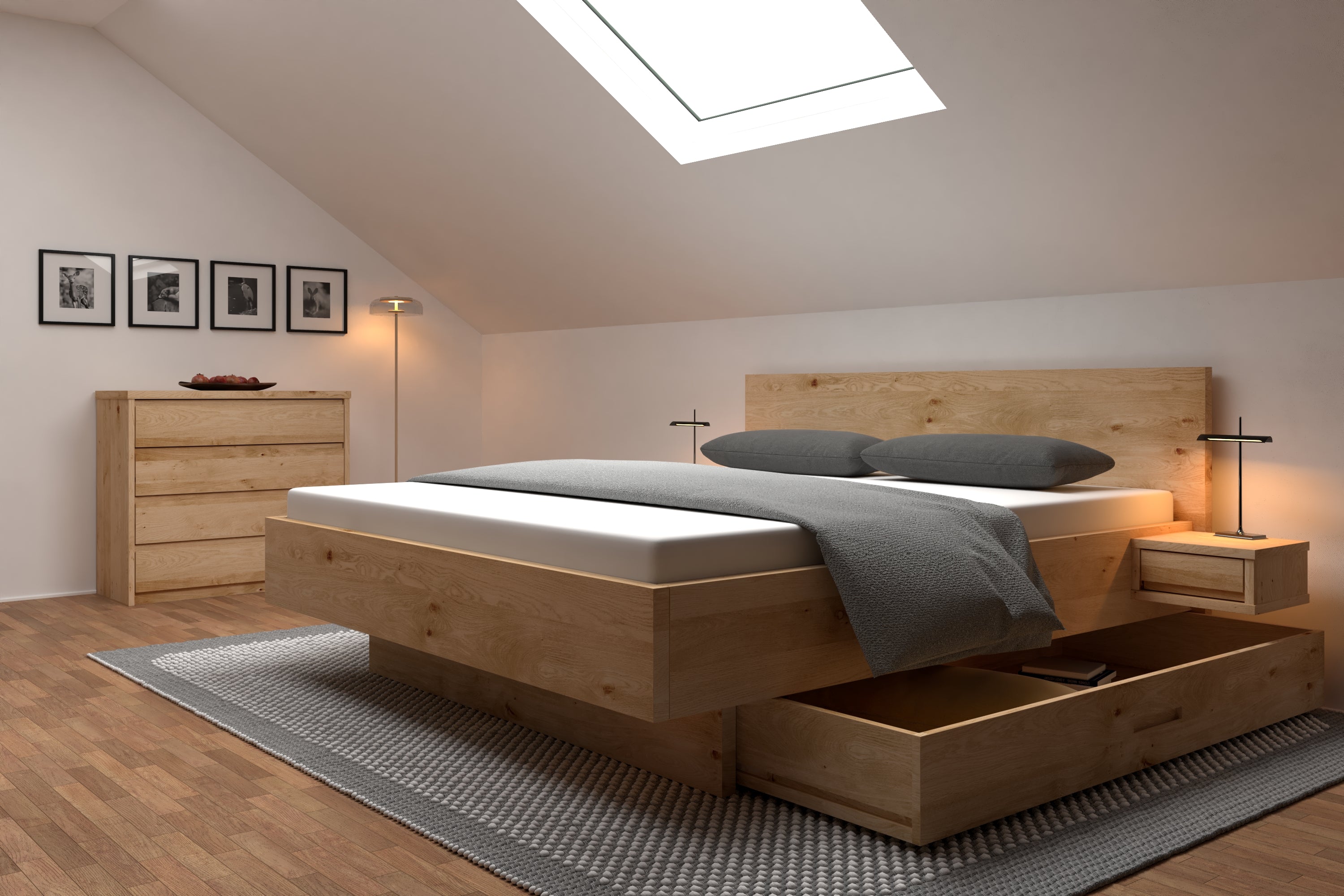 Bett in hellem Eichenholz mit Schulbaden für Stauraum